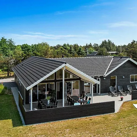 18 Person In Bl Vand * Blåvand
